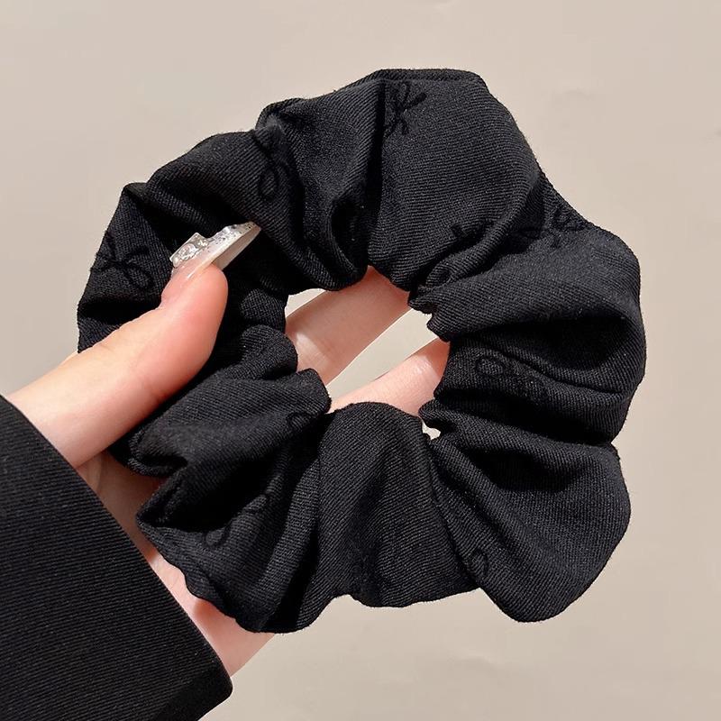 Alleskombinierbares graues Haargummi mit Schleife und Polka Dots