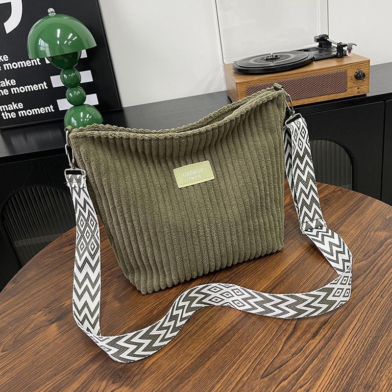

New large-capacity women s bag shoulder bag solid color shoulder bag versatile tote commuter bag corduroy bag women зелёный