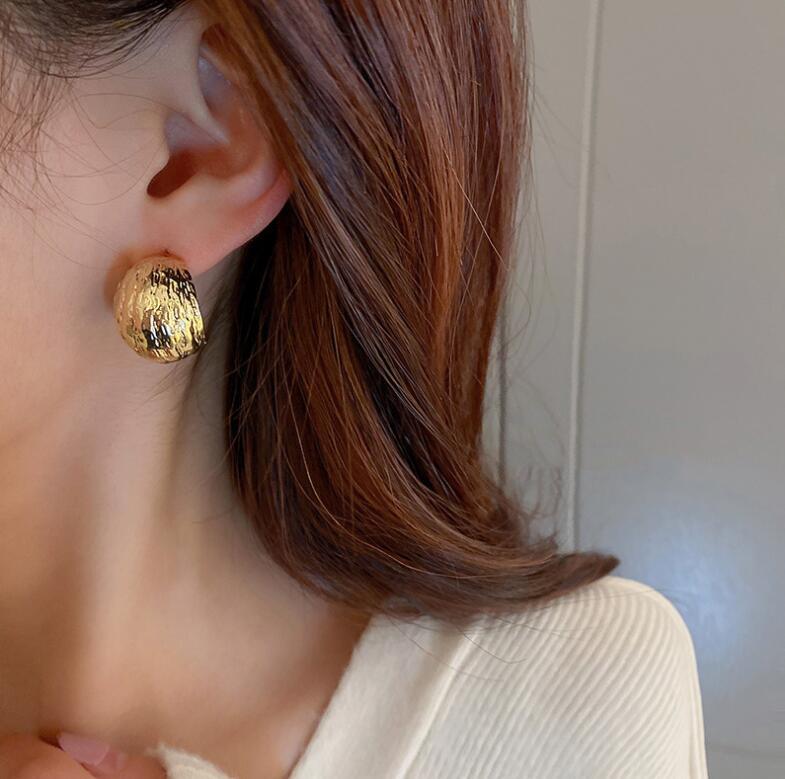 

Minimalism Retro Geometric Textured Metal C-shaped Stud Earrings for Women Korean Statement Earrings Party Daily Wear Jewelry золотой