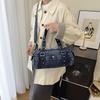 Bolsa de Mão Cilíndrica em Jeans Lavado Vintage para Mulheres Fashi Street Style Retro Bost Bags Bolsa Transversal Jeans Decorada com Rebites