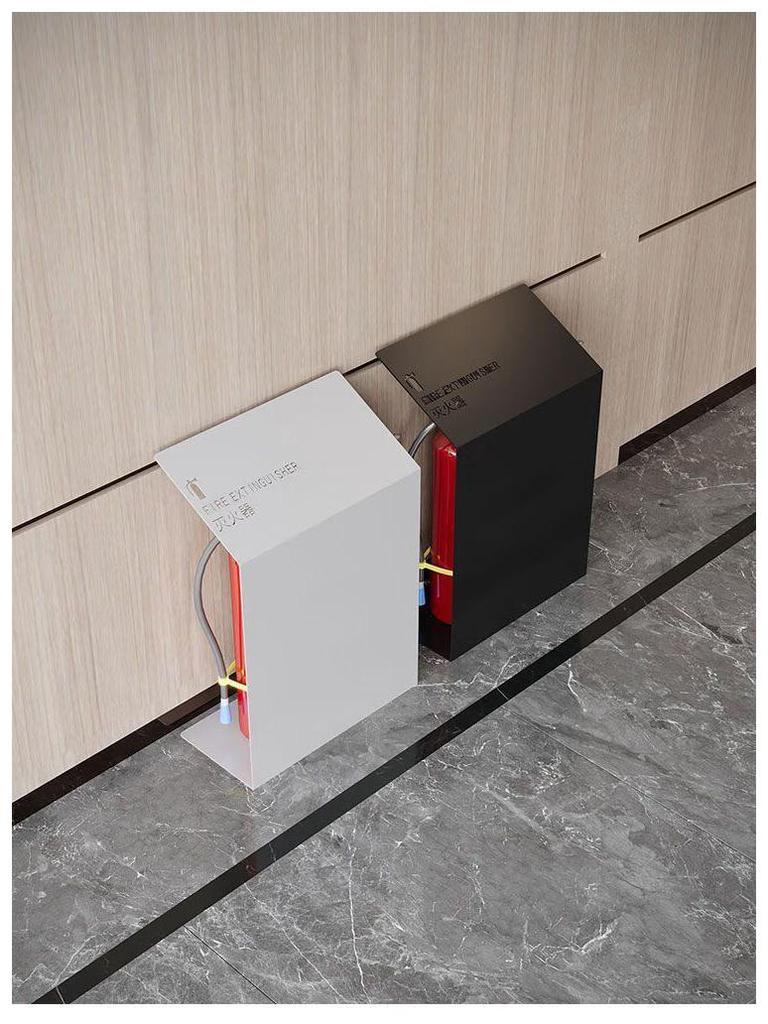 Stojan na hasicí přístroj s úložným prostorem a bezpečnostním krytem pro práškové hasicí přístroje