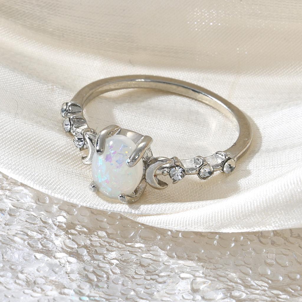 Hot-selling oval imitation Opal moon ring retro light luxury four-claw celebrity style diamond jewelry