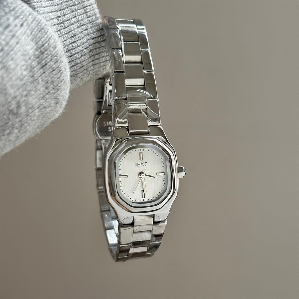 Retro Watch Design With Small Dial, High-End Temperament, Simple And Fashionable, Gold Quartz Watch For Women, A Gift For Women