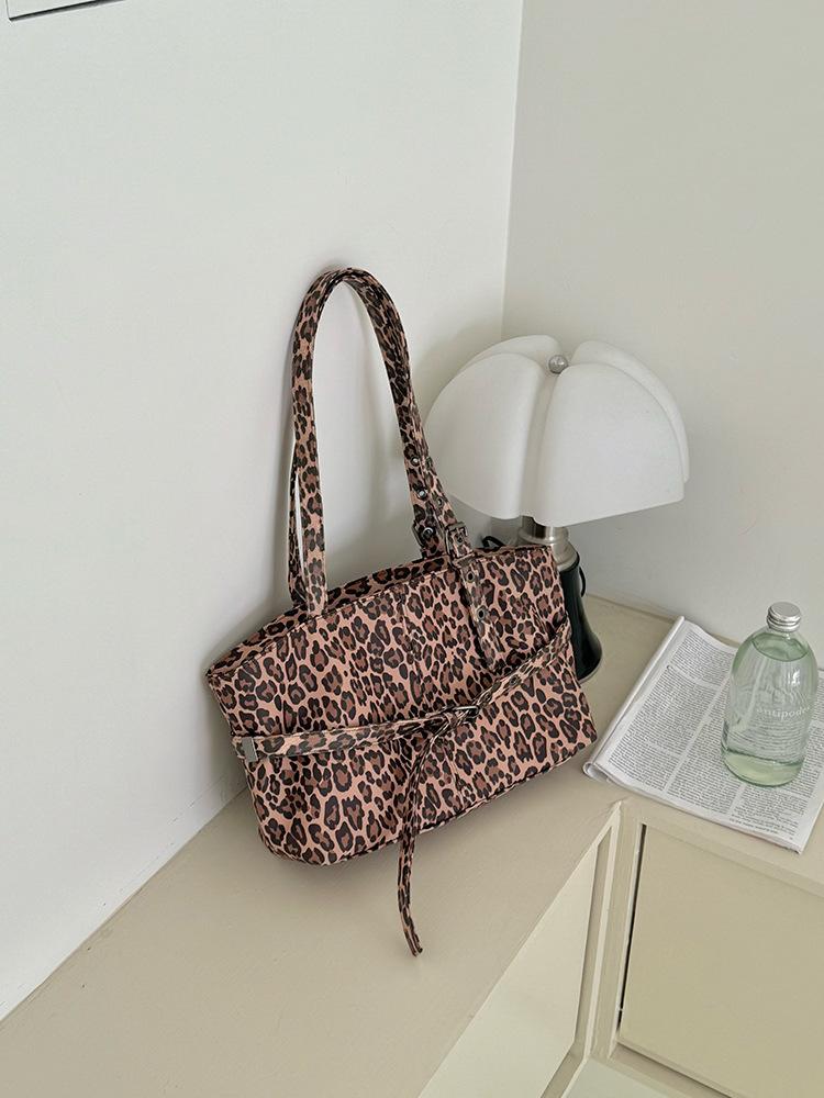 

Korean version ins handbag bag women s 2025 new trendy fashion leopard print underarm bag niche shoulder tote bag