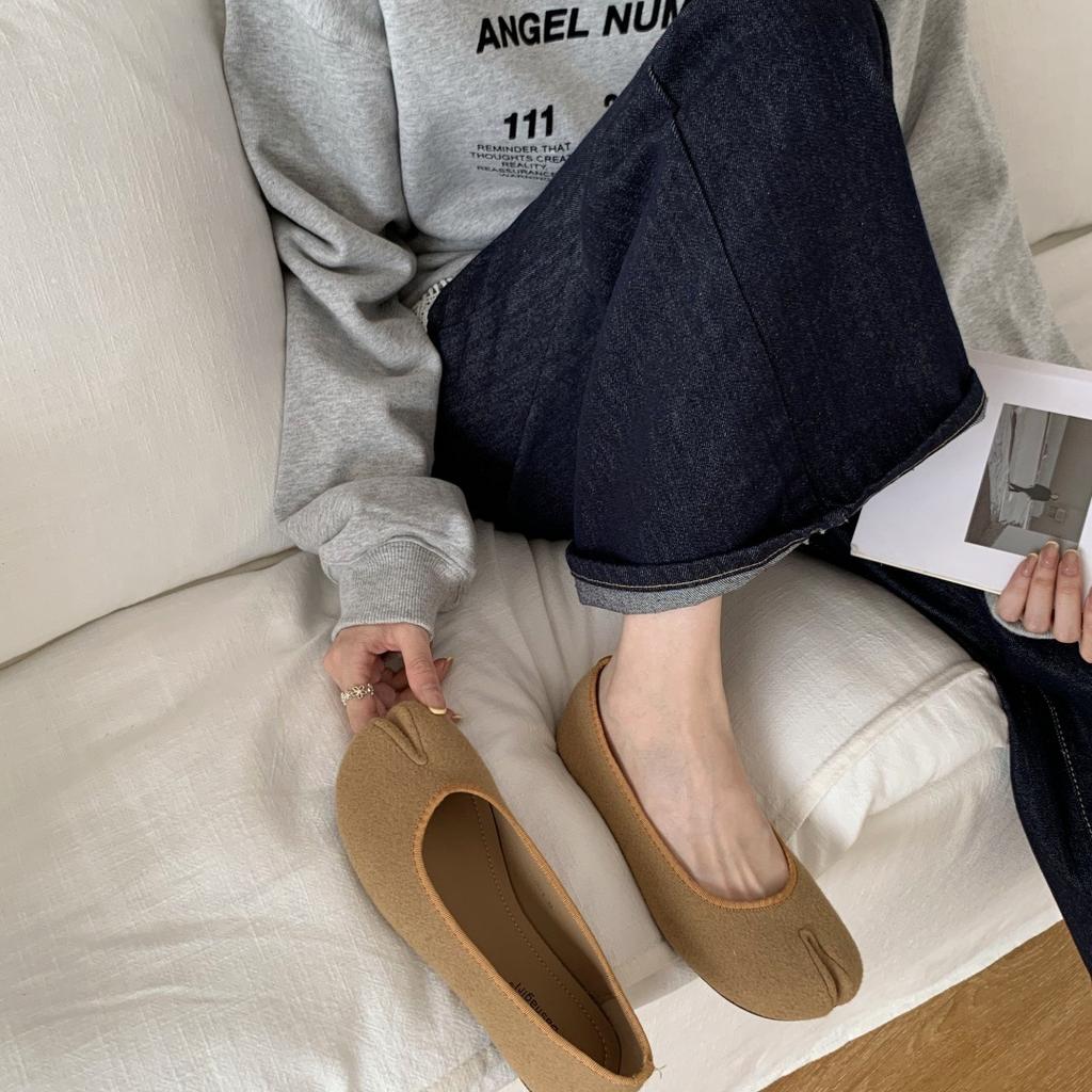 Flat-bottomed split-toed pig's trotters women's shoes 2025 autumn thumb horseshoe beanie shoes retro suede single shoes