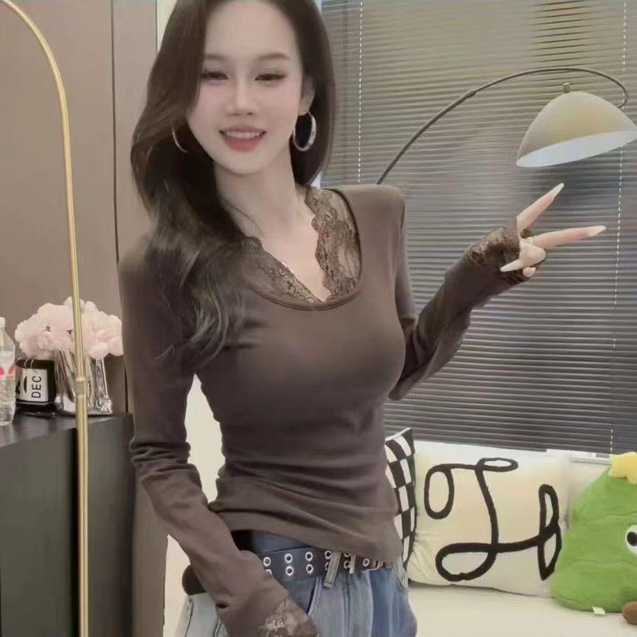 Velvet Lace Patchwork V-Neck Plus Size Slimming Top for Women - Spring/Autumn Long Sleeve, Figure-Flattering & Concealing.