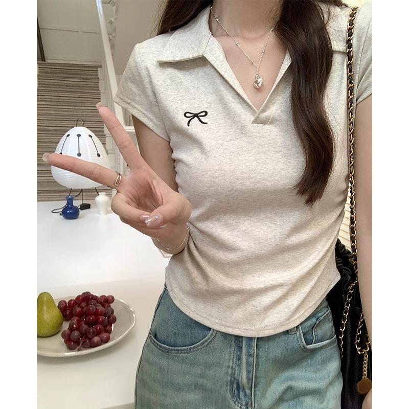 

Футболка Summer pure desire с отворотом, короткими рукавами, вышитым бантом на правом плече, короткая, миниатюрная, женская, с воротником-поло S