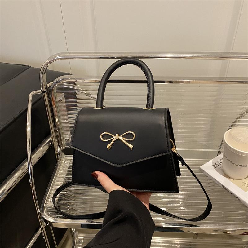 

Зарубежный стиль популярный бант высококачественная текстура маленькая квадратная сумка женская универсальная повседневная нишевый дизайн однотонная сумка-мессенджер для通勤 чёрный