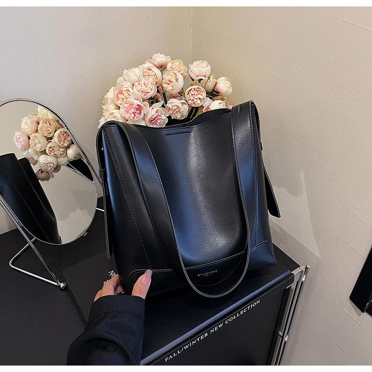 

Жіноча сумка з модною текстурою 2024 року, нова сумка-відро великої ємності, ніша, іноземний стиль, сумка-мессенджер на одне плече, сітка, червоний конверт чорний