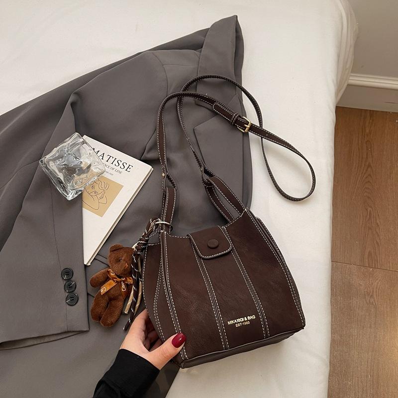 Winter new casual splicing shoulder bag high value casual messenger bag fashionable bucket bag