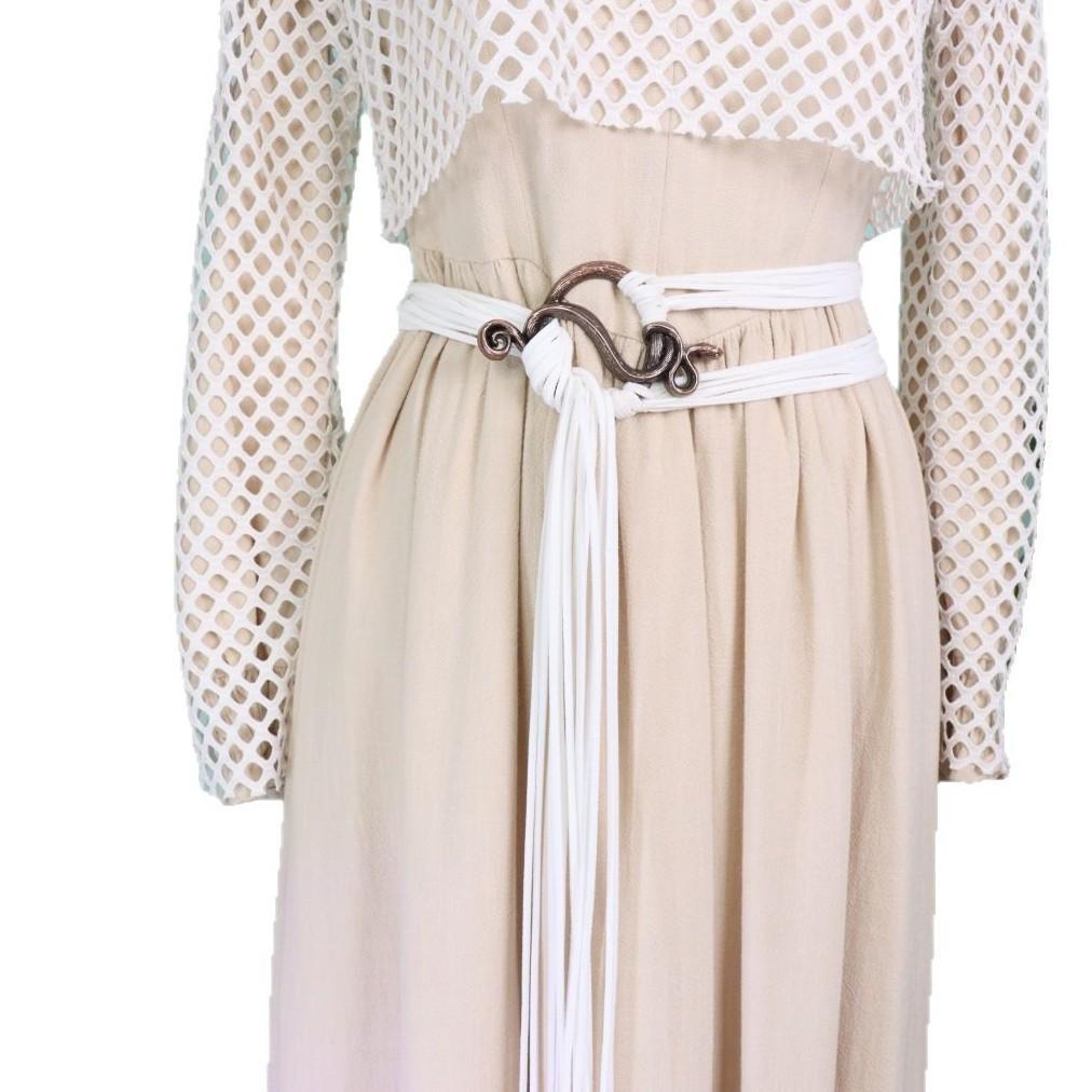 Serpentinenförmiger nordischer mittelalterlich-renaissancezeitlicher Webgürtel mit dekorativer Taillenkette