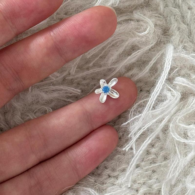 

Серьги-пусеты в виде цветов простые и универсальные, маленькие и девичьи серьги, модная ниша, персонализированный дизайн, серьги, женщины