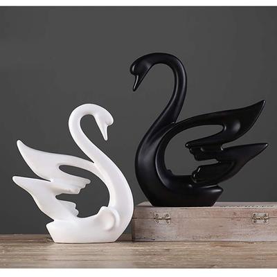 Üppige Moderne Heimdekoration Schwanenpaar | Keramikfiguren mit mattem Finish (Set aus 2 Stück, Weiß und Schwarz)