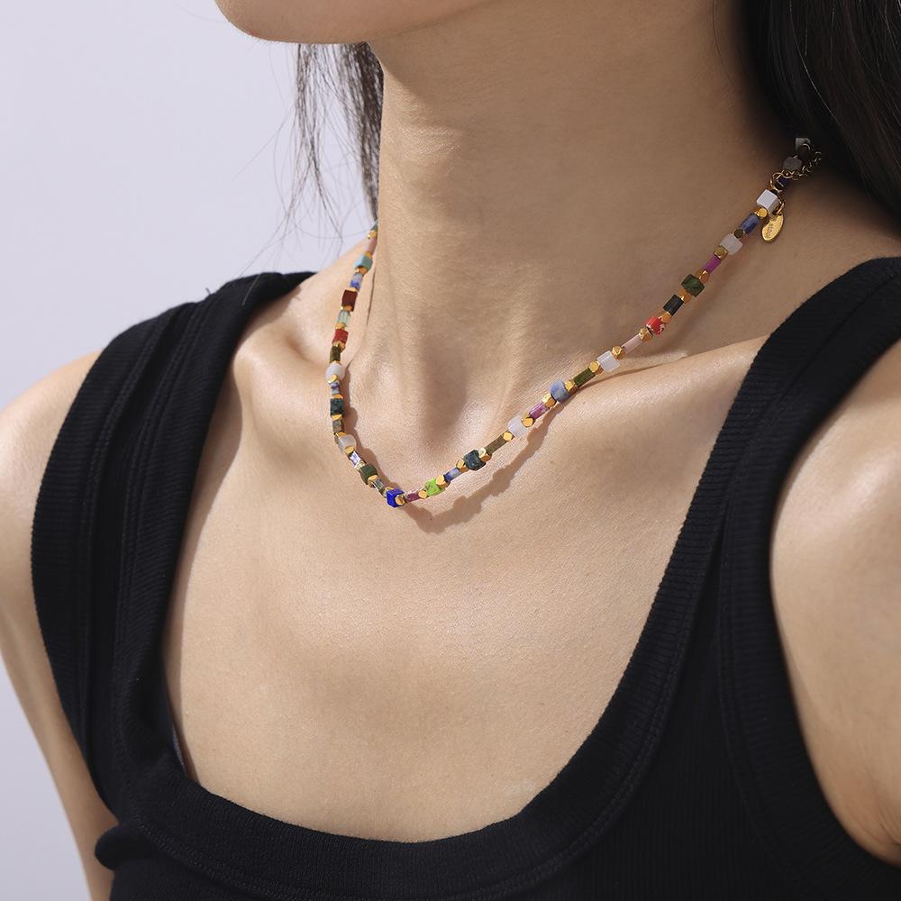 Lätt Lyx Retro Stil Färgad Natursten Kulram Pärlor Titanstål Handgjort Pärlhalsband Nischsmycken Kvinnor