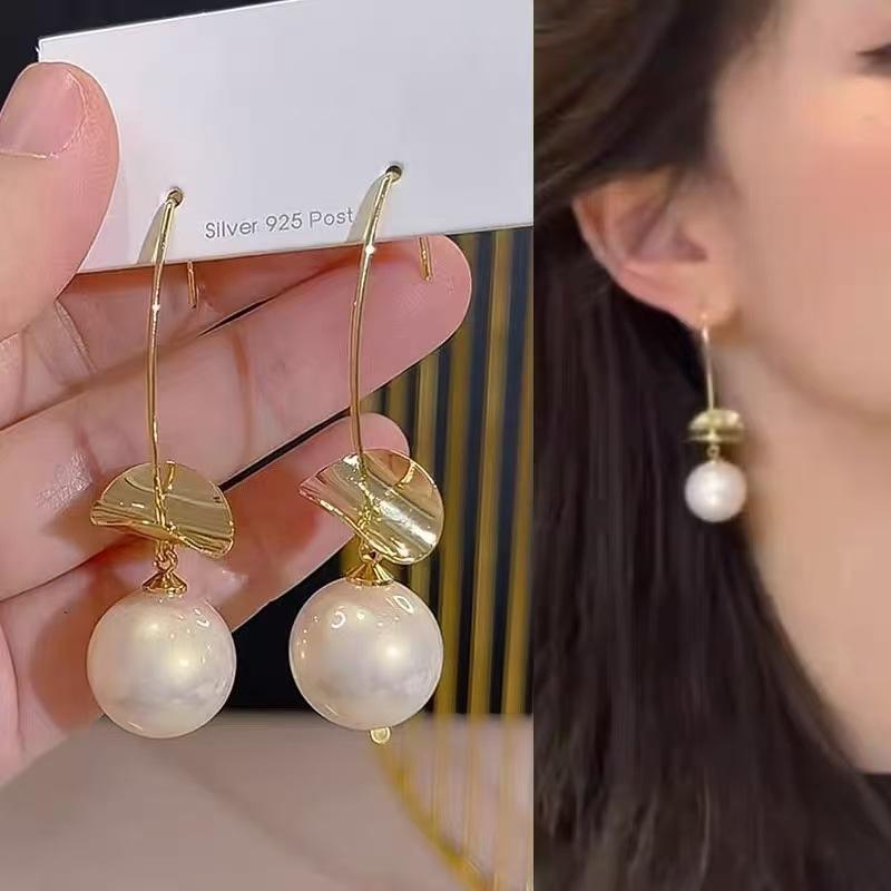 Charm versatile light luxury style French pearl and high-end feel stud earrings with a unique and retro A pair of