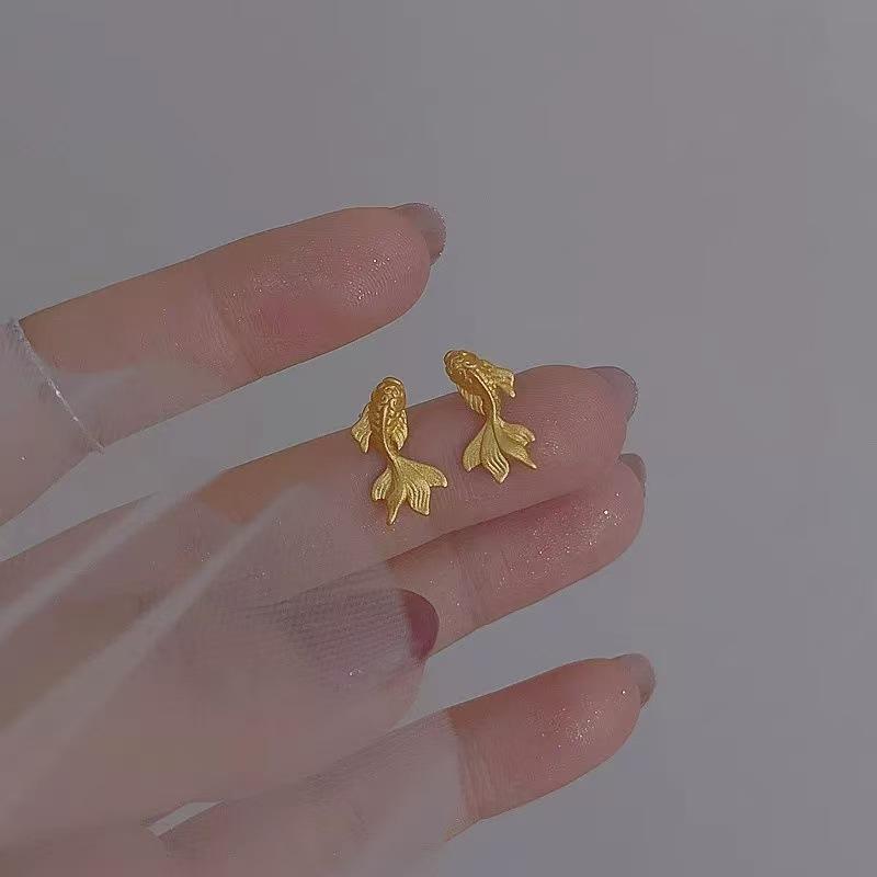 Silver needle sequined three-dimensional flower stud earrings fashionable light luxury high-end earrings niche trend cold wind earrings wholesale