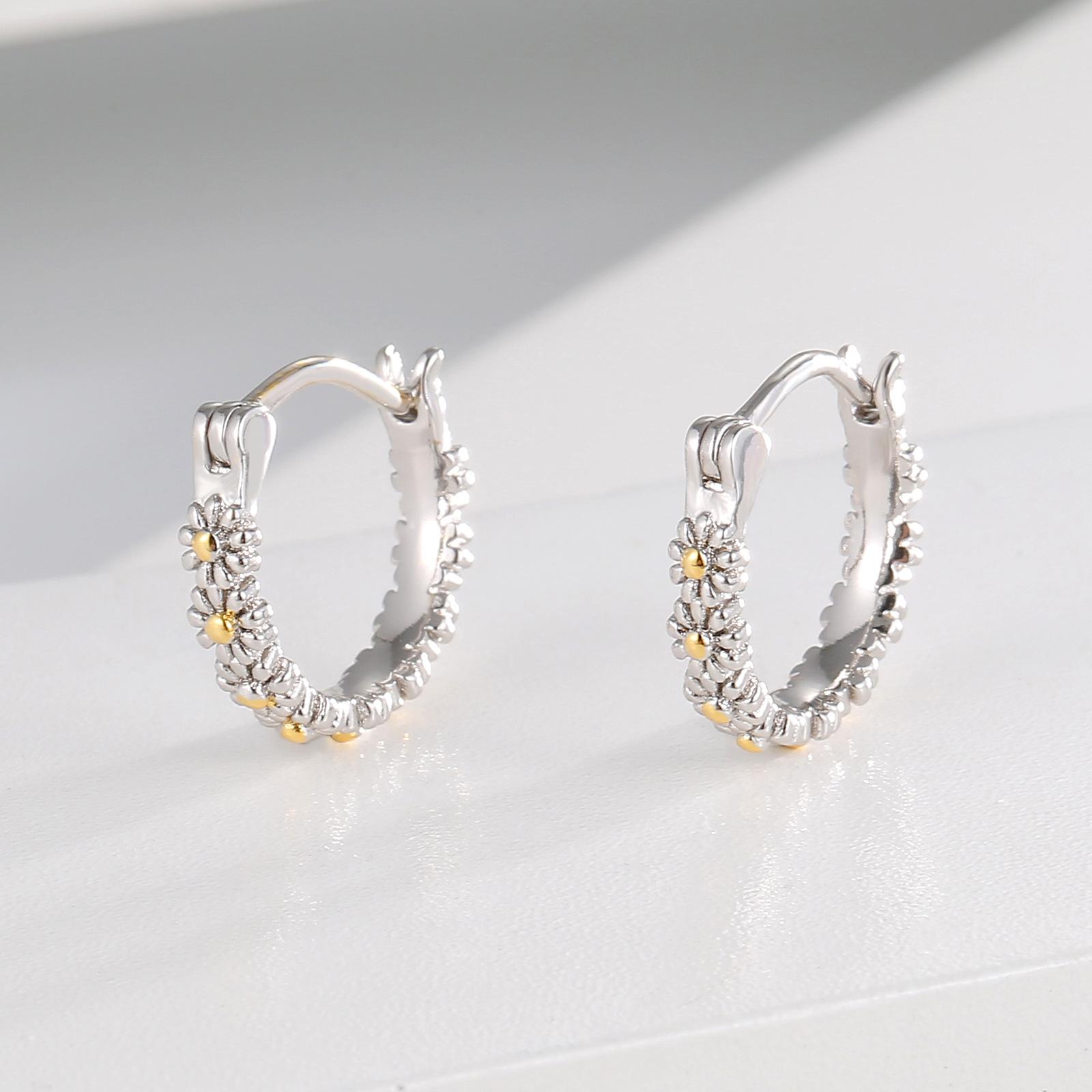 

Маленькие и изящные, маленькие серьги в виде ромашек — это нечто высококлассное, свежо, модно и элегантно, а контрастные цветные серьги — это нечто особенное.