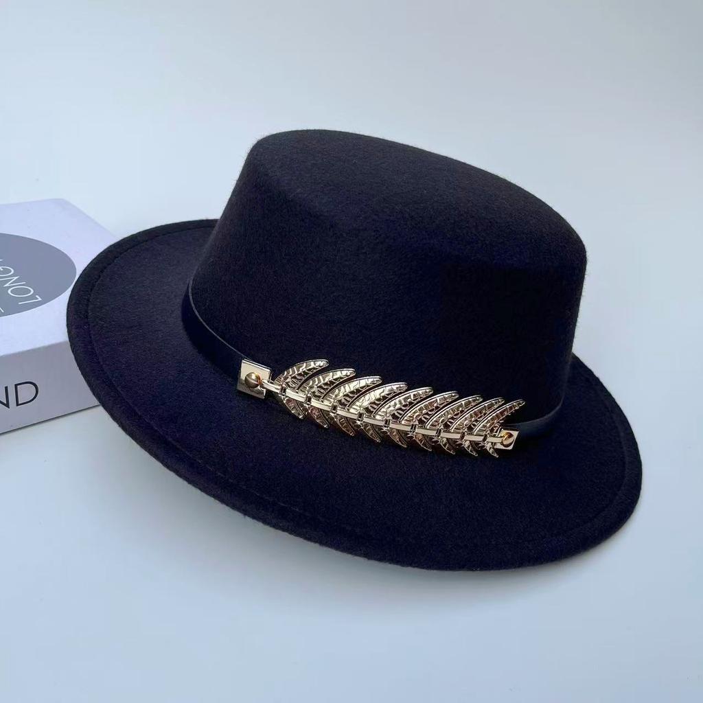 Autumn and Winter Flat Top Woolen Top Hat Female French Hepburn Style Fashionable Retro Face Small Belt Buckle Versatile British Top Hat