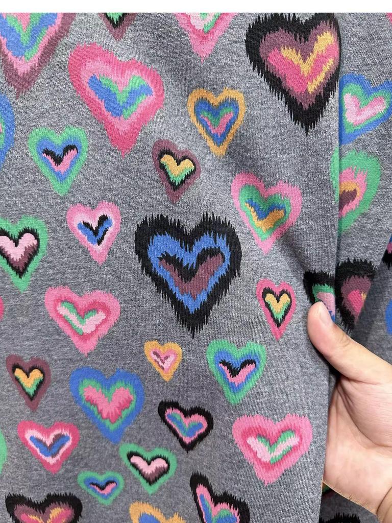 Men's Colorful Heart Print Round Neck Sweatshirt - Stylish, Versatile, & Casual Pullover for Autumn/Winter