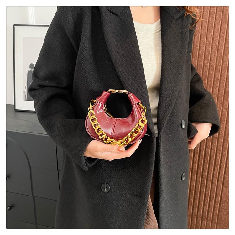 Autumn and winter new mini crescent bag, retro oily charm!