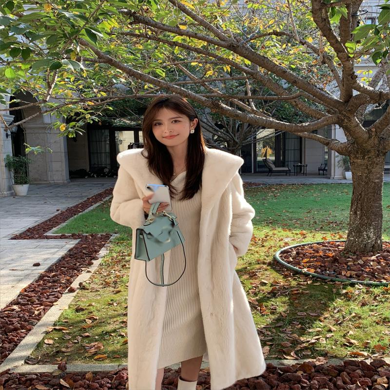 Paltonă de blană de nurcă imitație cu glugă extinsă de toamnă și iarnă pentru femei.