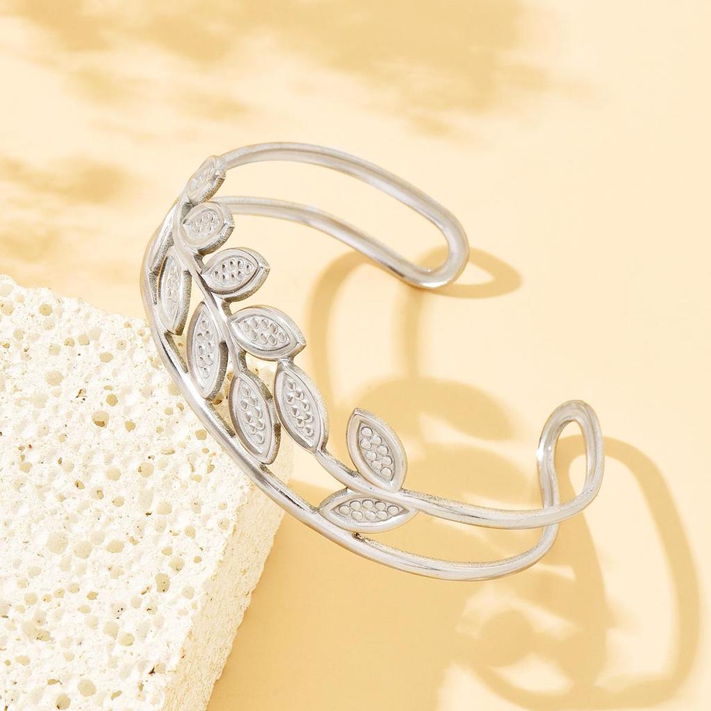 Fashionable 18K Gold Hollow Leaf Stainless Steel Bracelet for Women