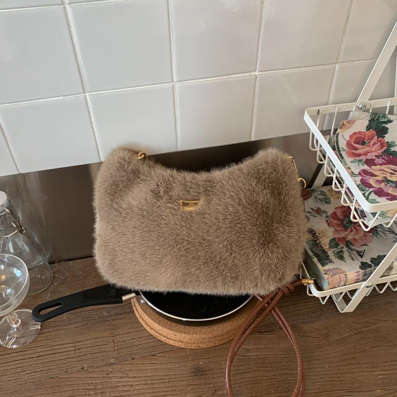 

Милая плюшевая сумочка женская 2025 зима популярная новая модная универсальная сумка через плечо и мессенджер супер огонь интернет-знаменитость кофейный