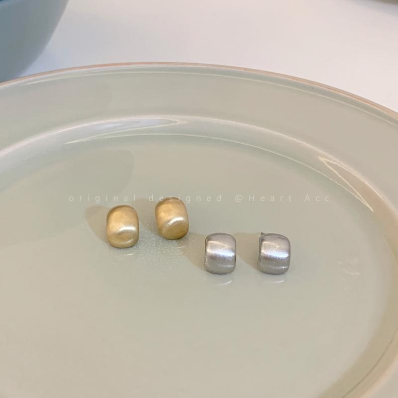 Brushed Matte Curved Ear Studs: Luxurious Light Earring for Women - Autumn/Winter Elegance, Perfect for Round Face