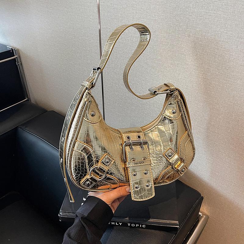 

Crescent commuter fashion versatile locomotive shoulder women s bag rivet 2025 personalized new pleated underarm messenger bag bag bag золотий