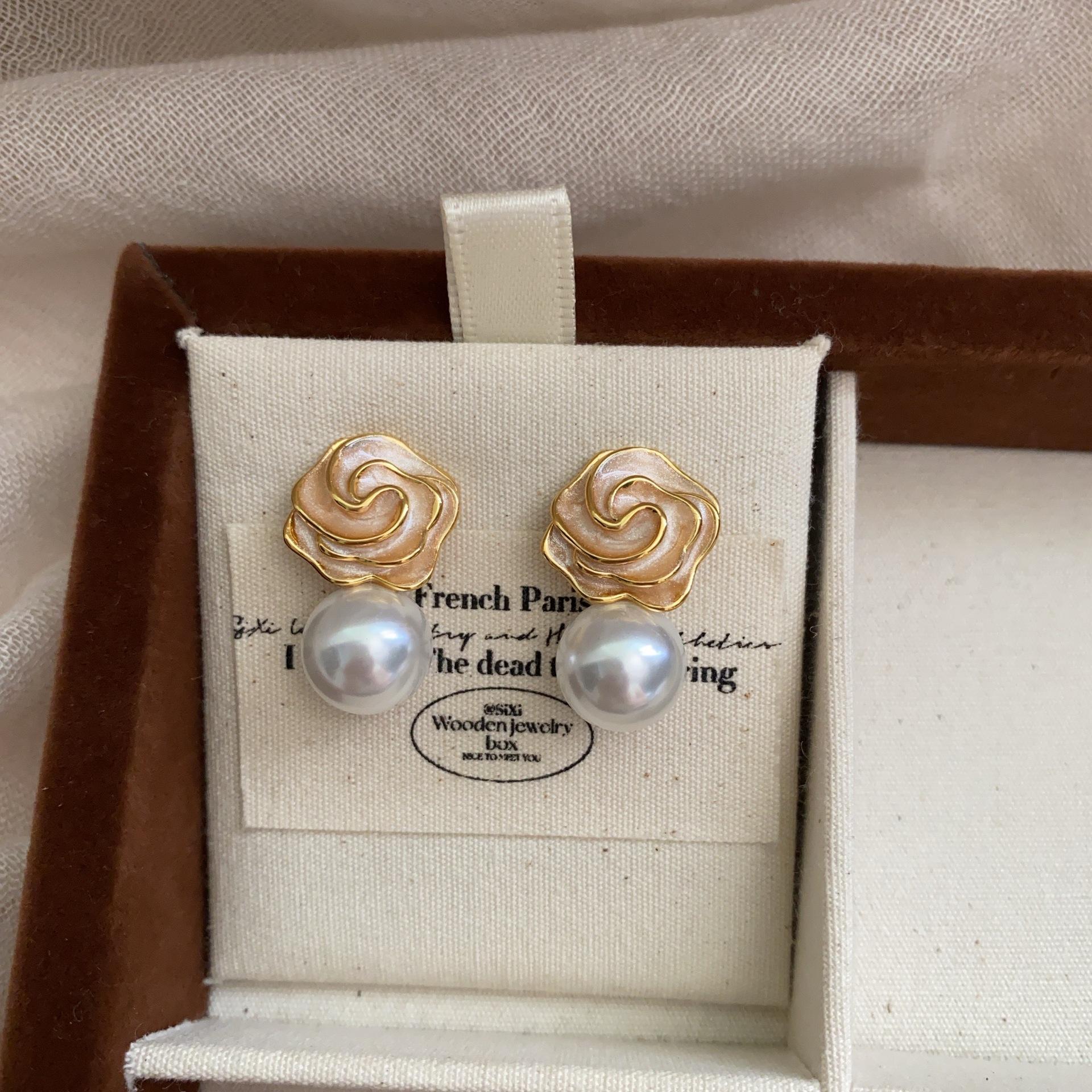20 Flower Pearl Earrings Temperament High Sense Niche Design Earrings Sweet Simple Stud Earrings