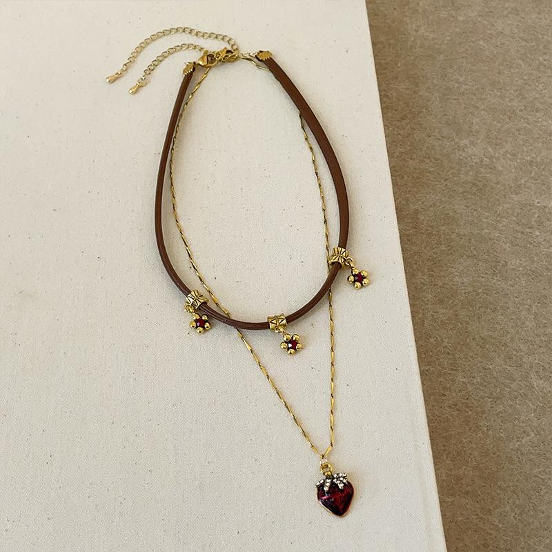 

Maillard Brown Leather Strawberry Stacked Necklace Spice Girl Choker Sweet Cool Personality Versatile Neck Chain Collarbone Chain