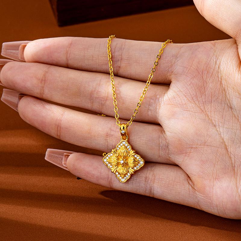 Elegantní přívěsek čtyřlístku s diamanty, pískované zlato, dámské vintage šperky v dvorském stylu