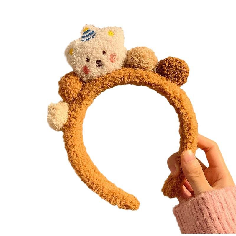Plush Cartoon Bear Headband: Perfect for Autumn/Winter Skincare, Versatile Outings, and Effortless Style.