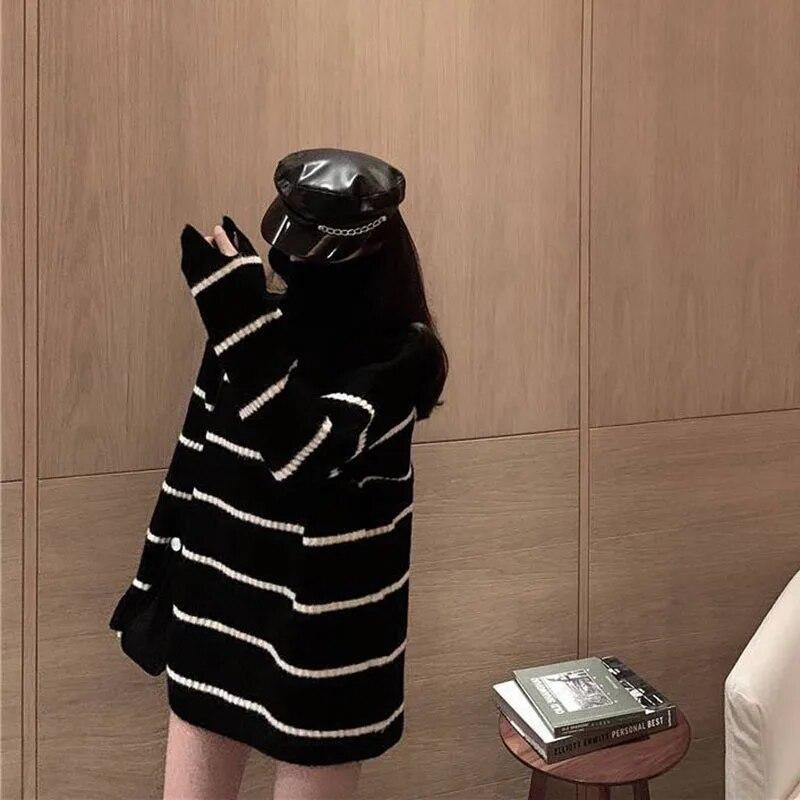 Dámský dlouhý svetr s rolákem Černobílý pruh Volný pletený pulovr Střední délka Teplý Streetwear styl Svetr Podzim a Zima