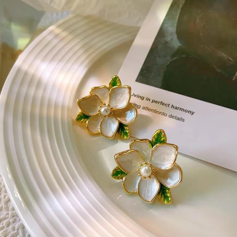 Orecchini a perno a fiore con perla a goccia d'olio dal design di nicchia, orecchini letterari retrò di lusso leggero, orecchini di alta gamma da donna