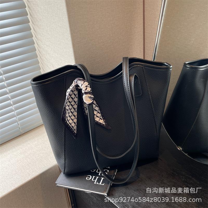 

Daily commute to work large-capacity bag women s 2025 autumn LOGO simple tote bag niche fashion shoulder bag чёрный