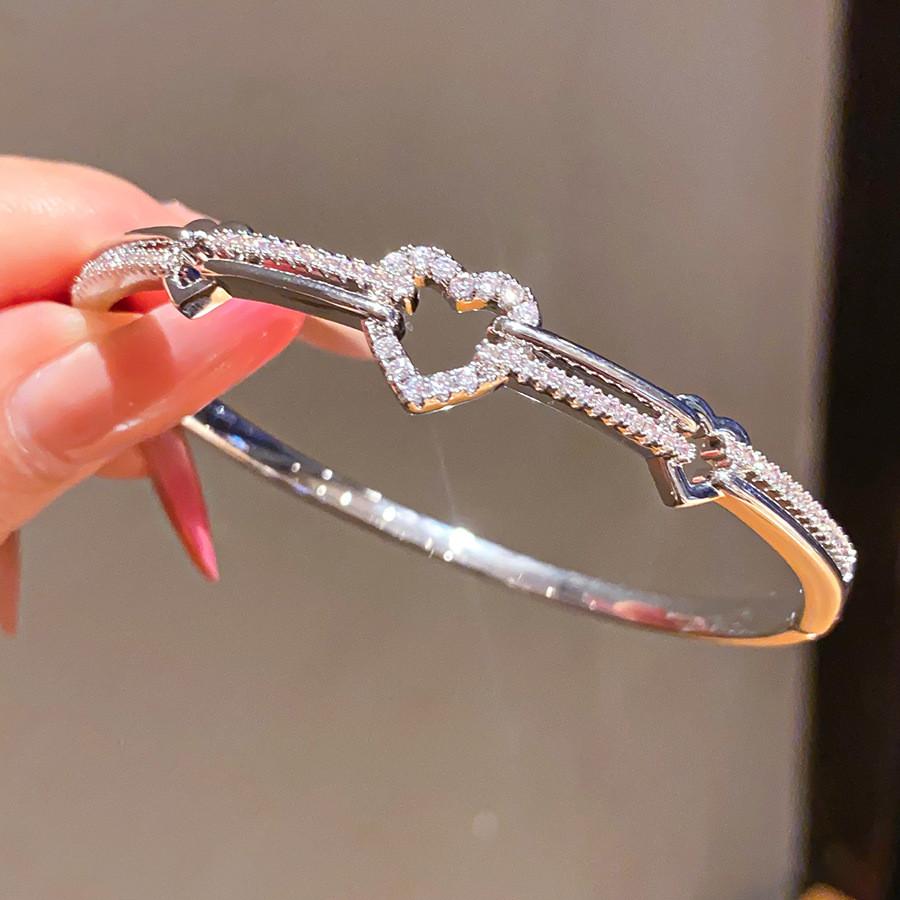 Luxury Heart Pendant Bracelet With Zircon Embellishments In Gold Finish For Spring 2026 Fashion