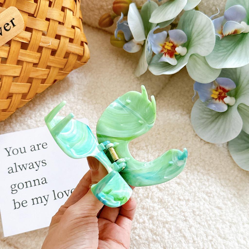 Elegant Resin Hair Claw Clip In Unique Floral And Geometric Designs For Women