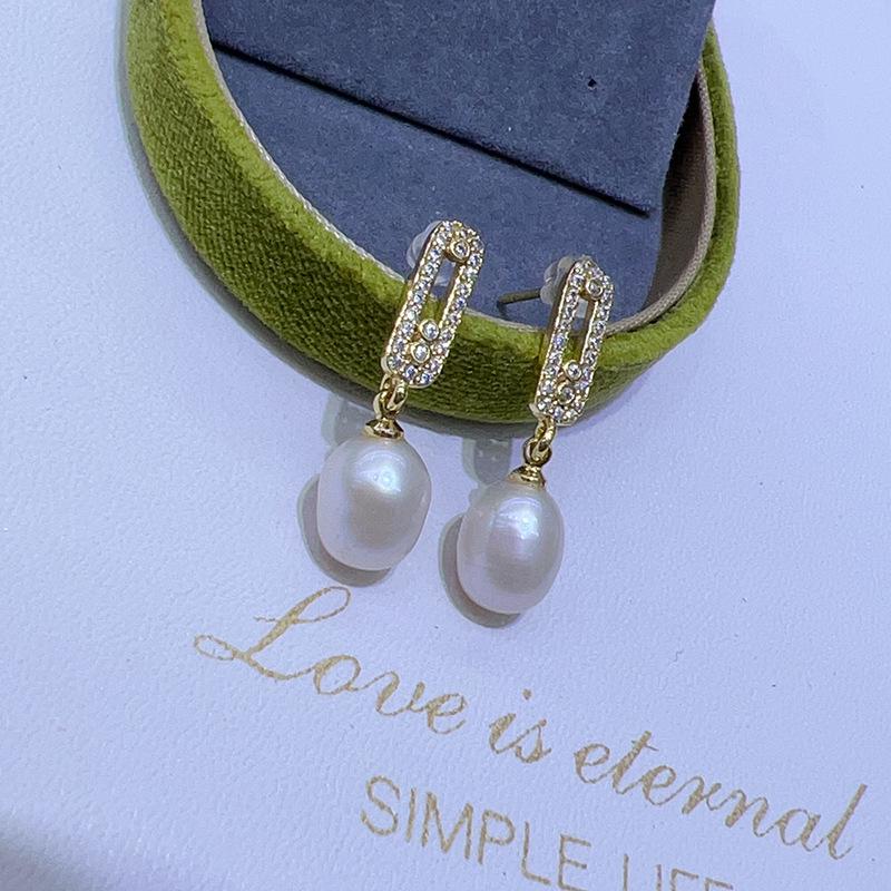 Elegant Natural Freshwater Pearl Stud Earrings with Simple Design