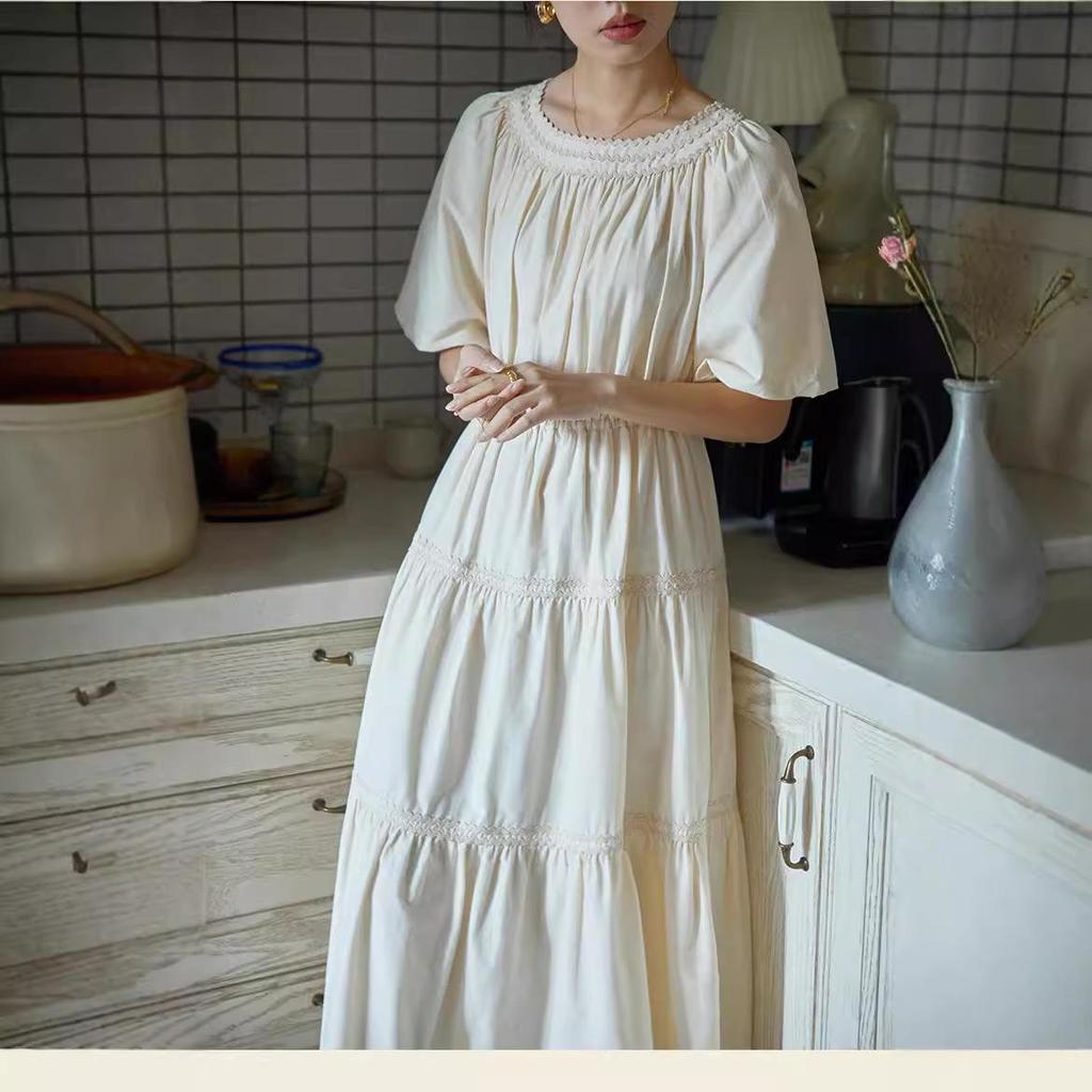 Elegantes hochtailliertes Slim-Kleid mit französischer Spitze und kurzen Ärmeln