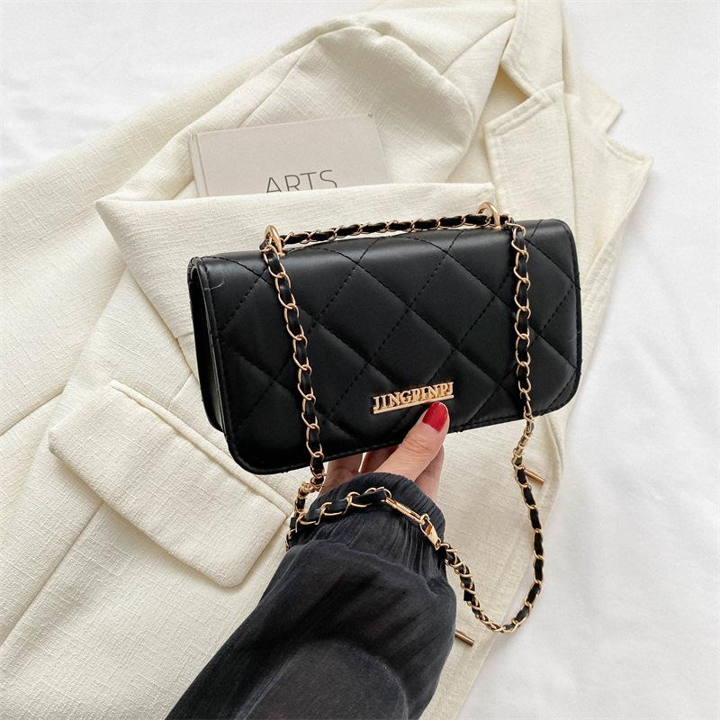 Simple texture and fashion 2025 new winter leisure diamond solid color chain single shoulder crossbody small square bag