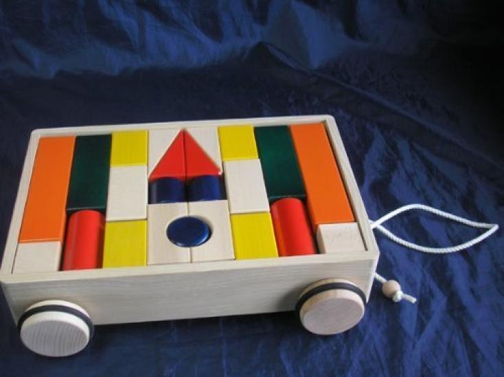 

[Japanese-made wooden toys] Pull-along building blocks