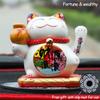 Gatto Fortunato Ceramica Alimentato a Energia Solare Maneki Neko Braccio Ondulante Gatto che Invita la Fortuna con Tappetino Auto Decorazione Scrivania Fascino Regalo