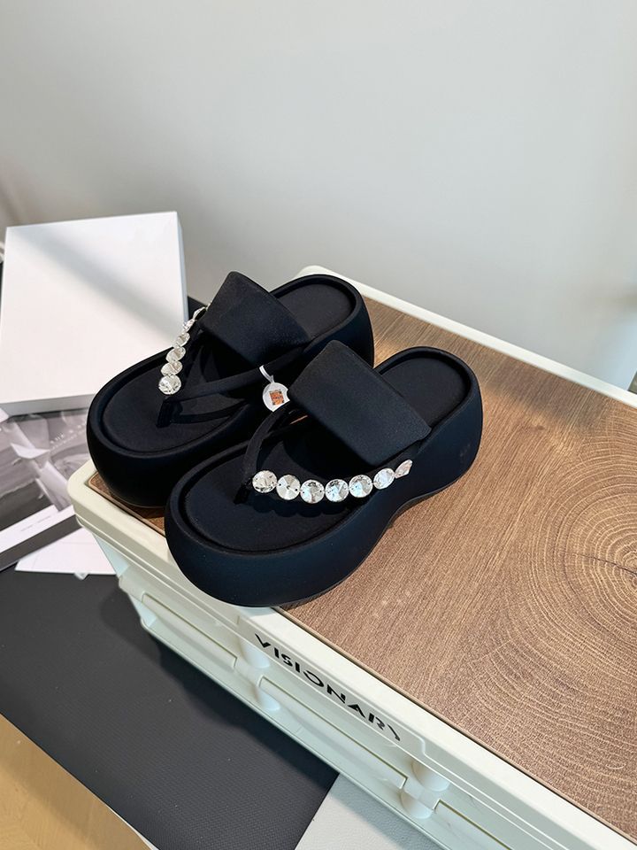 Rhinestone Toes Round Head Thick-soled Slippers Women Wear Summer 2025 Vacation Cool Slippers Small People Increase Height Flip-flops