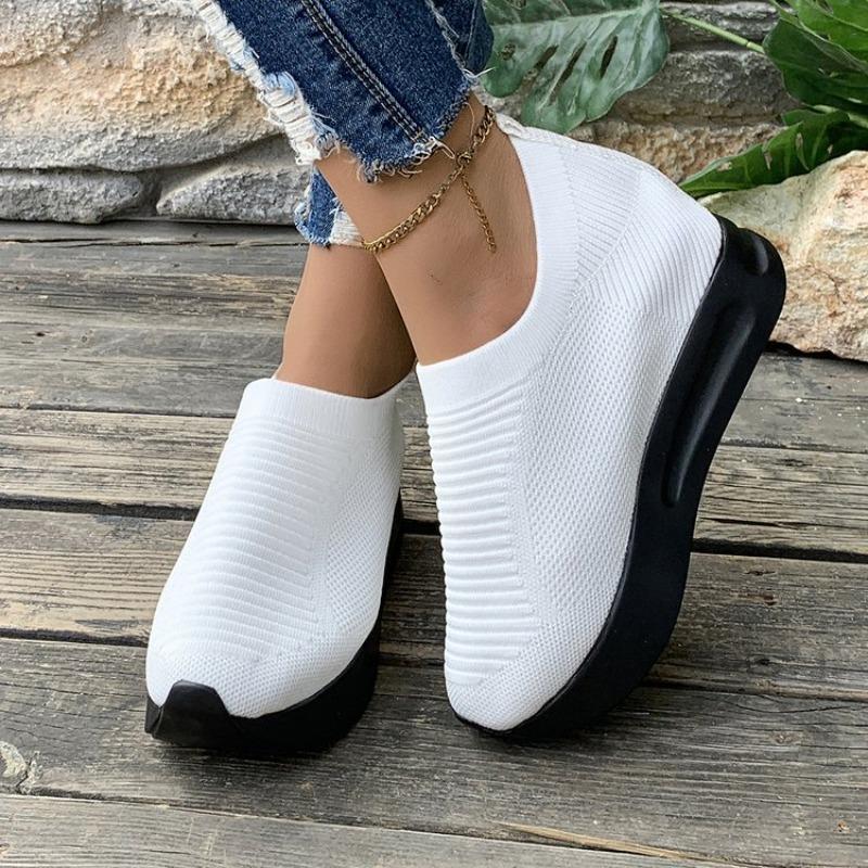 

2026 Lightweight Casual Comfortable Breathable Outdoor Travel Shoes Flat Bottomed Sports Shoes for Women 35
