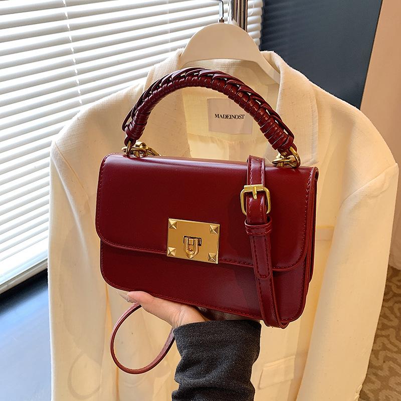 

Повседневная универсальная ретро сумка-мессенджер через плечо женская новая высококлассная нишевая портативная маленькая квадратная сумка красный