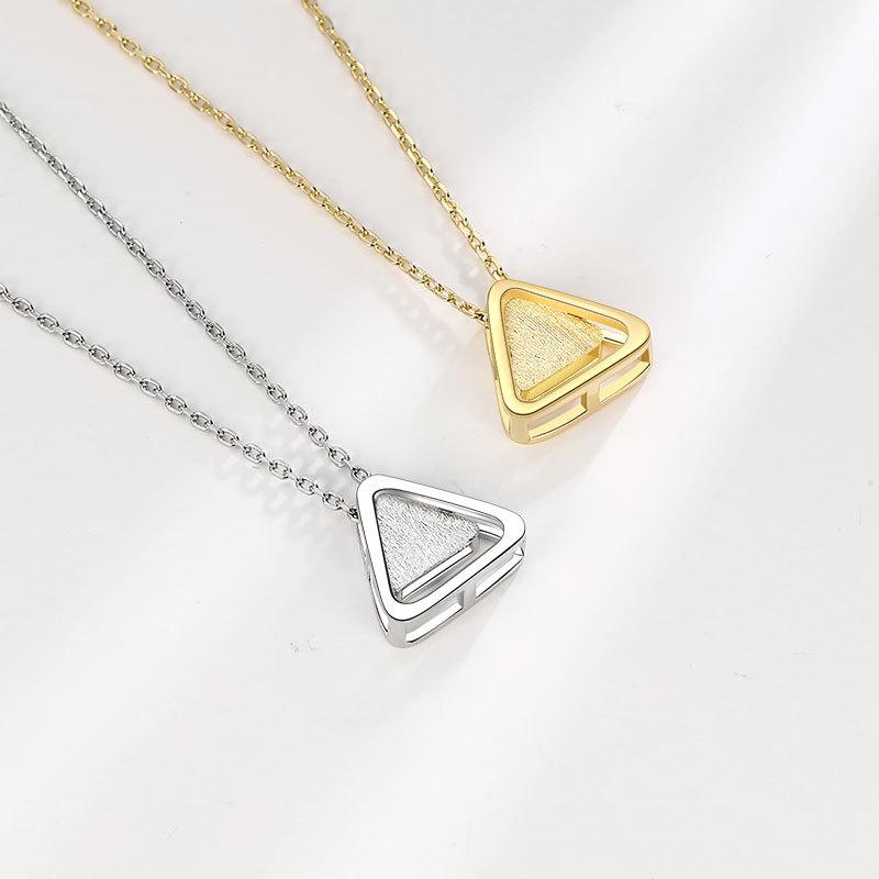 A Light and Luxurious Triangular Necklace for Women with A Minimalist and Aloof Temperament, A High-end Sense of Girlfriends' Collarbone Chain
