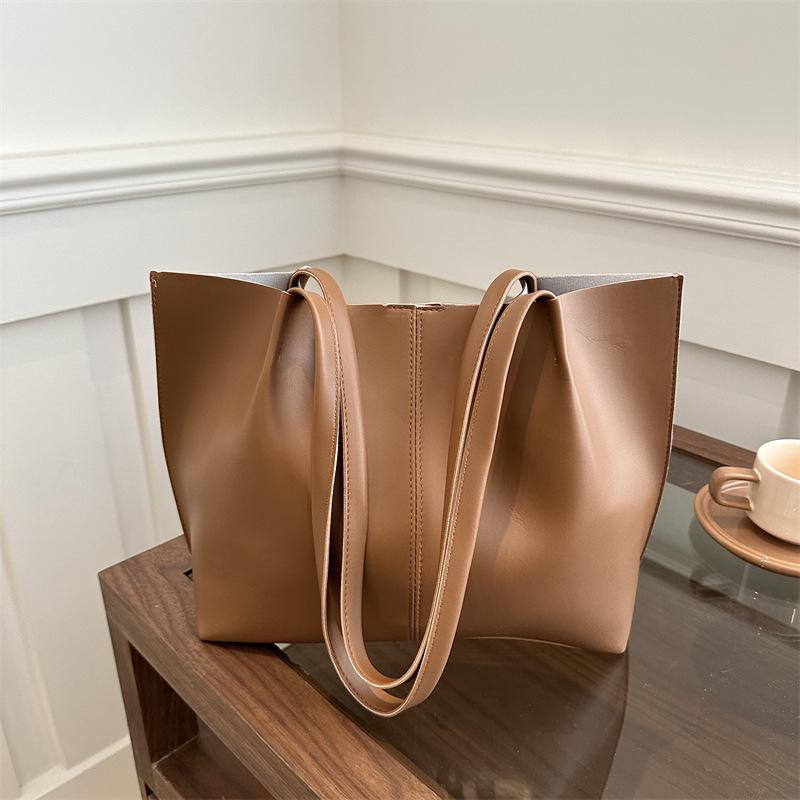 2024 Spring Retro Large Capacity Women's Tote Bag - Fashionable Single Shoulder Handbag for Commuters and Students