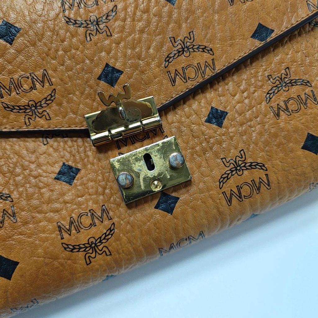 [Pre-Owned] Millie Visetos Classic Monogram Print Light Trendy Cool Girl Flap Chain Crossbody Bag Medium - Good #16H174W
