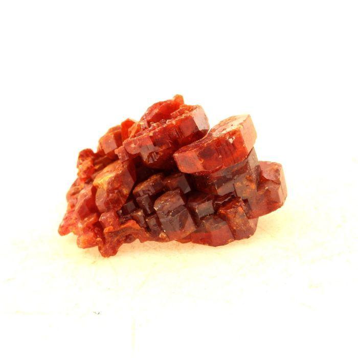 Pierres et Minéraux. Vanadinite. 52.5 ct. Mibladen Mining District, Midelt, Maroc.